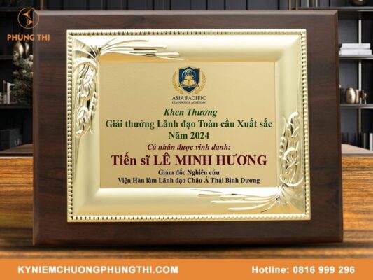 Bảng vinh danh khung gỗ thiết kế đẹp & sang trọng