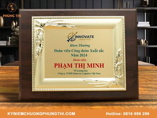 Bảng vinh danh làm bằng gì tốt nhất? Gỗ đồng hay pha lê?