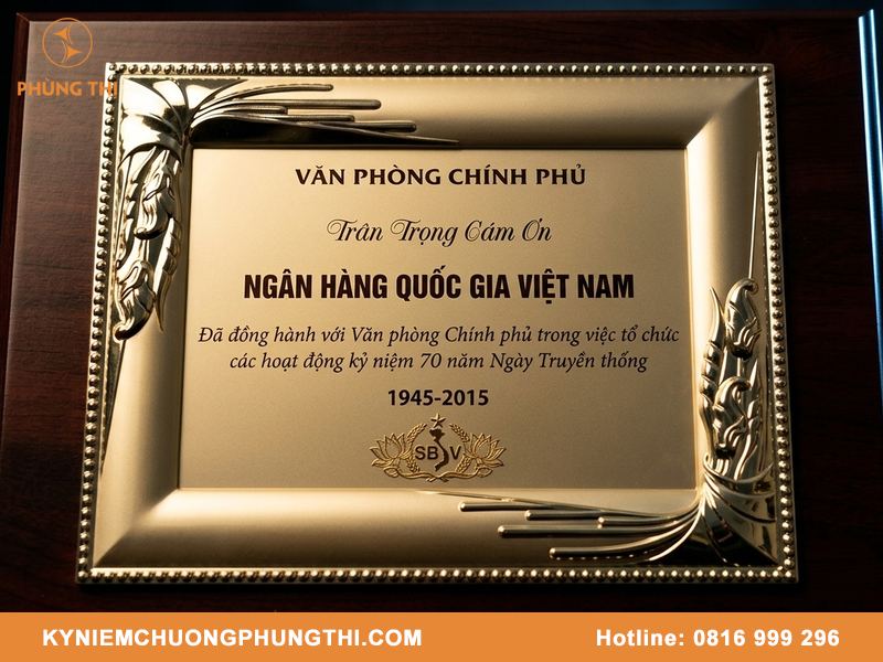 Bảng vinh danh treo tường