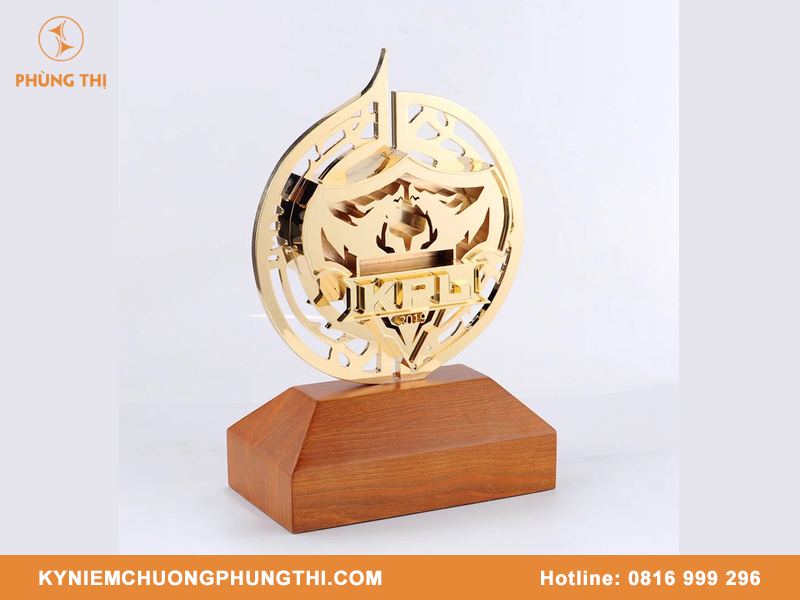 Cúp hợp kim đế gỗ