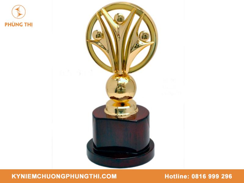 Cúp hợp kim đế gỗ