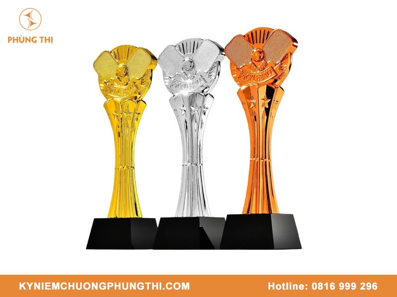 Cúp hợp kim vs cúp đồng so sánh sự khác biệt về chất liệu